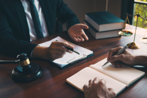 Dr. Jonatas Lucena reforça que incluir cláusulas digitais em contratos protege ativos e previne conflitos.