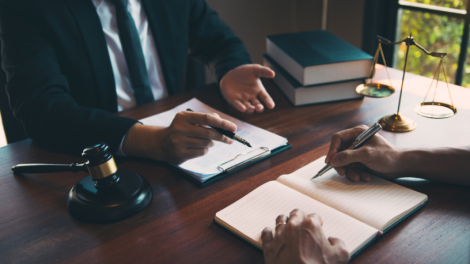 Dr. Jonatas Lucena reforça que incluir cláusulas digitais em contratos protege ativos e previne conflitos.