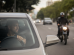 Trabalhador realiza serviço de transporte por aplicativo em via urbana brasileira