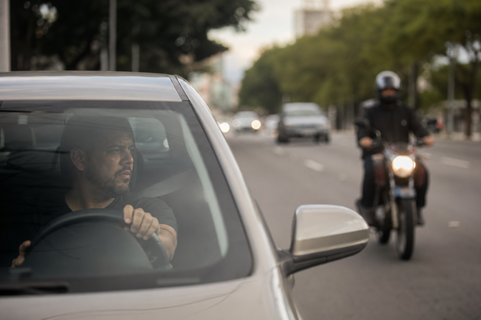 Trabalhador realiza serviço de transporte por aplicativo em via urbana brasileira