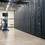 Gabinetes de servidores, equipamentos de rede e cabos em um data center moderno
