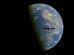 Ilustração de um satélite orbitando a Terra vista do espaço, com o planeta ao fundo e estrelas ao redor.