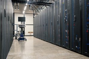 Gabinetes de servidores, equipamentos de rede e cabos em um data center moderno