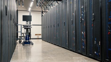 Gabinetes de servidores, equipamentos de rede e cabos em um data center moderno