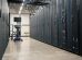 Gabinetes de servidores, equipamentos de rede e cabos em um data center moderno