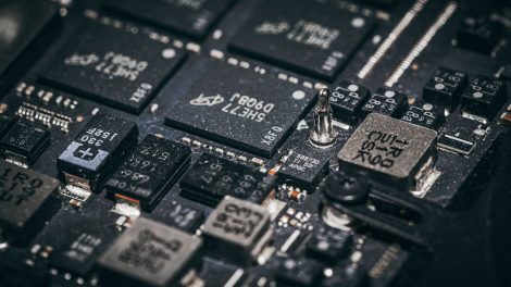 Close de componentes eletrônicos e microchips em uma placa de circuito.