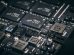 Close de componentes eletrônicos e microchips em uma placa de circuito.