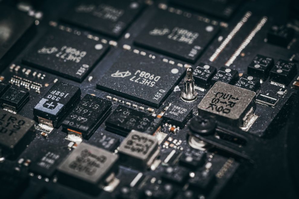 Close de componentes eletrônicos e microchips em uma placa de circuito.