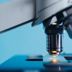 Equipamentos e microscópio em um laboratório de pesquisa científica.