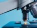 Equipamentos e microscópio em um laboratório de pesquisa científica.