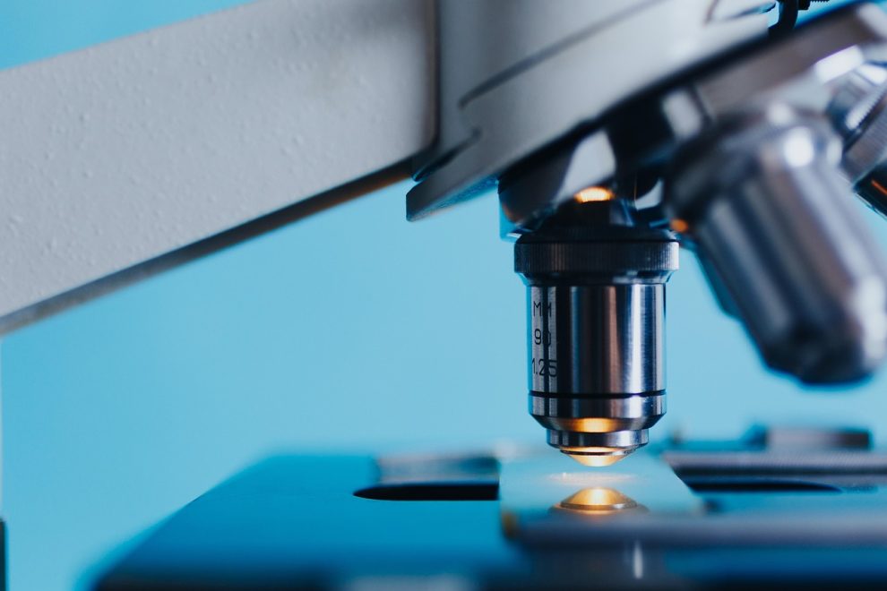 Equipamentos e microscópio em um laboratório de pesquisa científica.