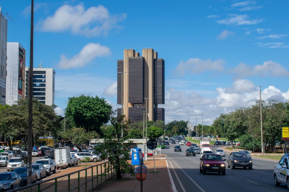 Vista externa do Banco Central do Brasil em Brasília, sob um céu claro.